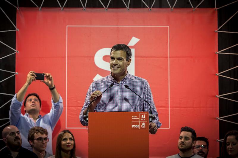 Sánchez dice que hará un debate "de guante blanco" y ve a Díaz "nerviosa" Sánchez dice que hará un debate "de guante blanco" y ve a Díaz "nerviosa"