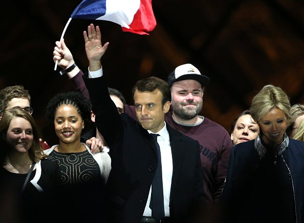 Hollande pasa el testigo a Macron marcado por la impopularidad y el terrorismo Hollande pasa el testigo a Macron marcado por la impopularidad y el terrorismo