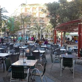 Terrazas de mesas y sillas en una plaza pública de Elche. Terrazas de mesas y sillas en una plaza pública de Elche.