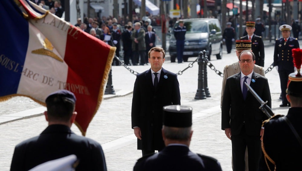 Macron y Hollande en un acto oficial