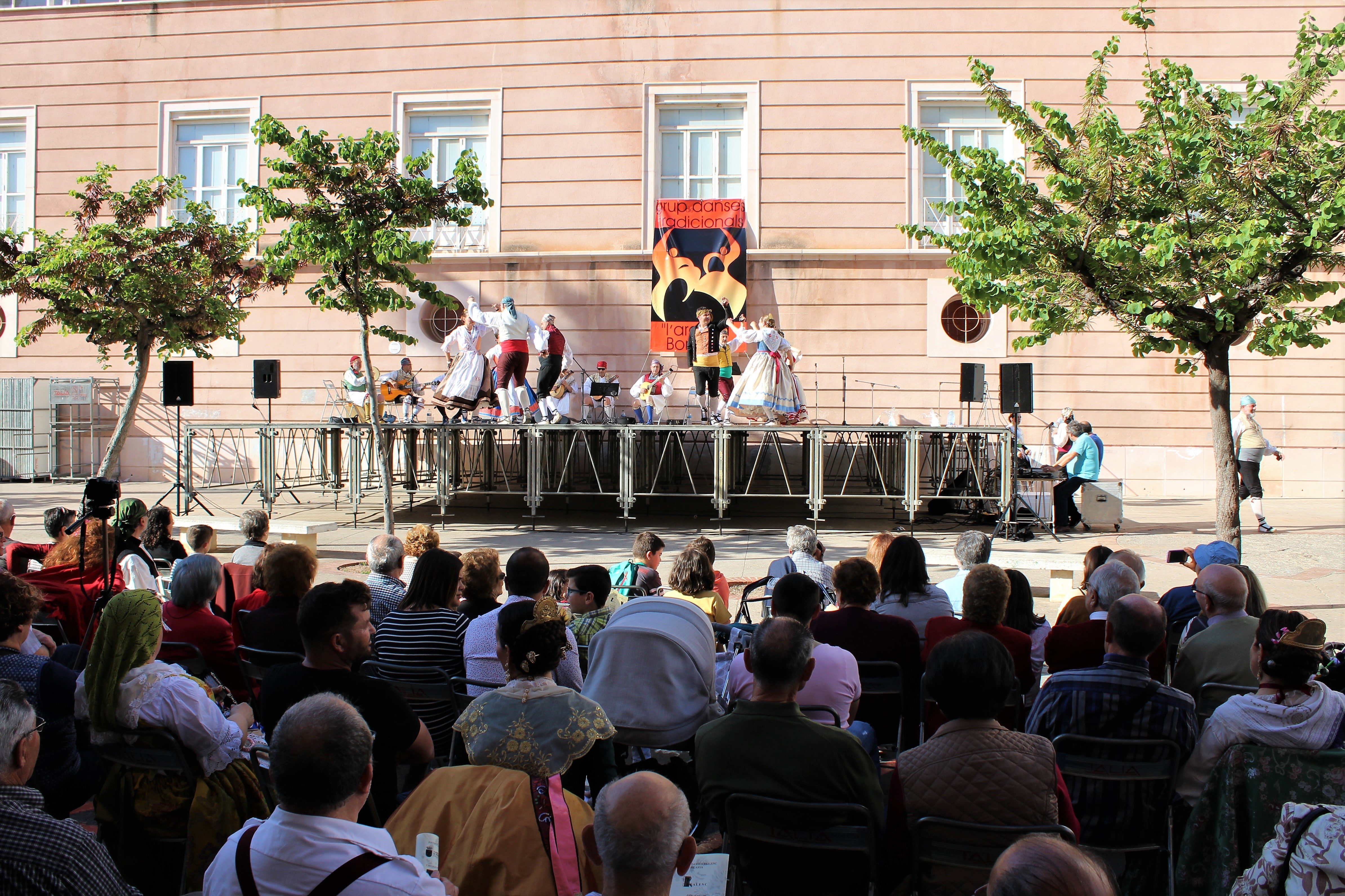 El Festival “Borriana en Dansa” llena de tradición valenciana la plaza de La Mercè en su segunda edición El Festival “Borriana en Dansa” llena de tradición valenciana la plaza de La Mercè en su segunda edición