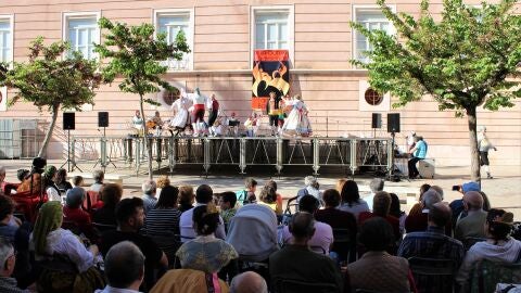 Pocos segundos antes del inicio de las actuaciones, el p&uacute;blico agotaba el centenar de sillas situadas en plena calle.