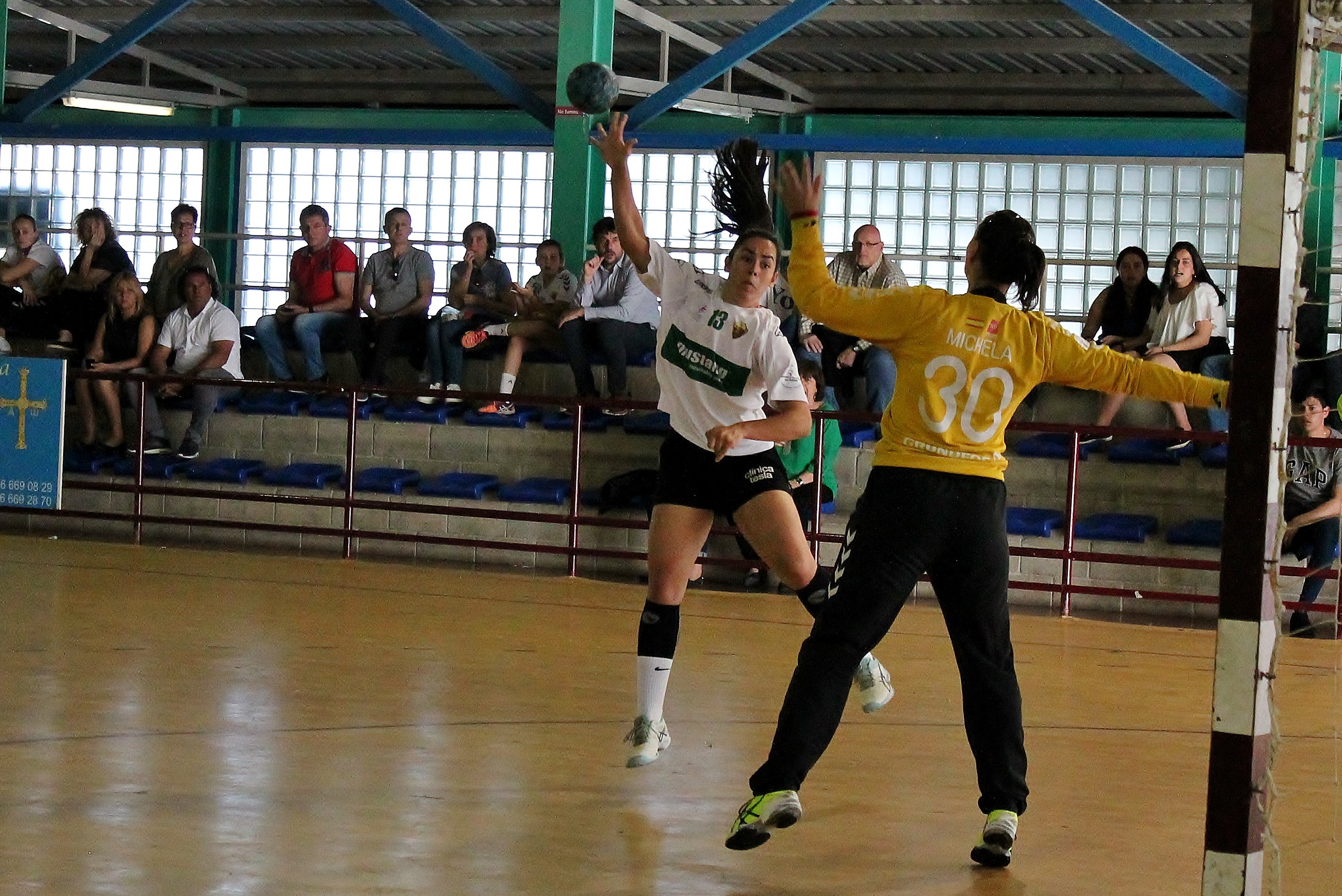 El Mustang logra la permanencia en DHF con su victoria ante Alcobendas El Mustang logra la permanencia en DHF con su victoria ante Alcobendas