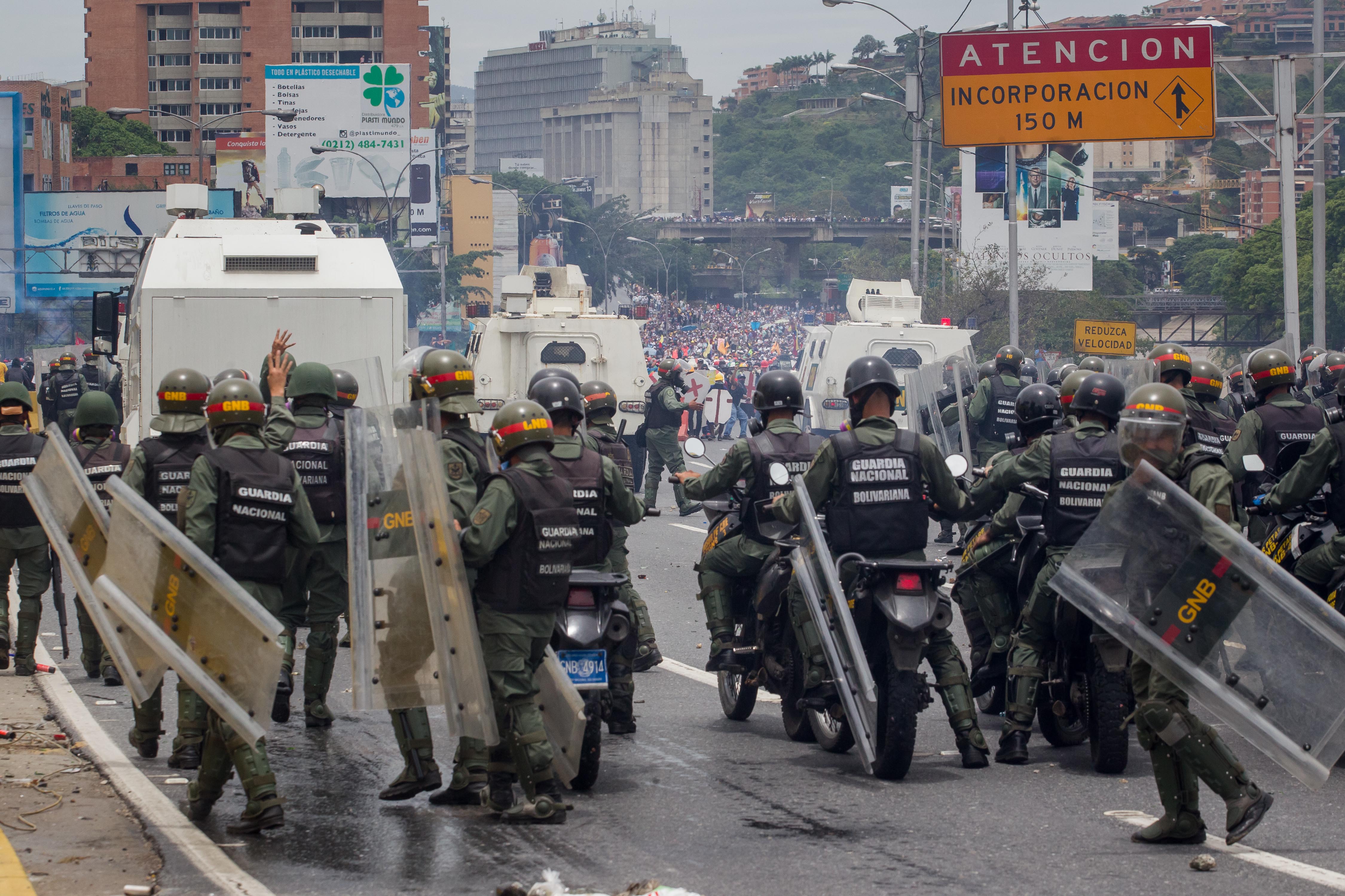 La Policía venezolana dispersa con gases lacrimógenos una manifestación en Caracas La Policía venezolana dispersa con gases lacrimógenos una manifestación en Caracas
