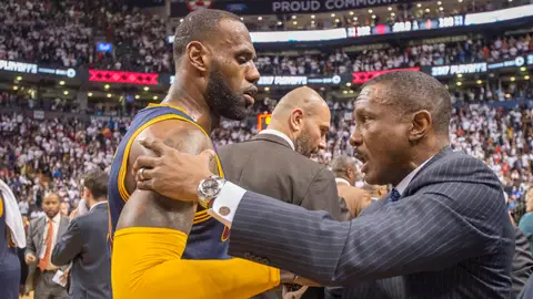 Dwane Casey felicita a LeBron James Dwane Casey felicita a LeBron James