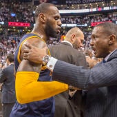 Dwane Casey felicita a LeBron James