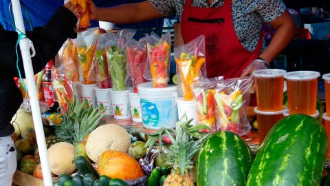 Puesto callejero de frutas en M&eacute;xico