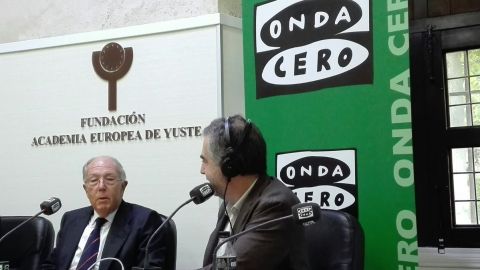 El ganador del premio Carlos V, Marcelino Oreja, durante una entrevista con Carlos Alsina en Yuste