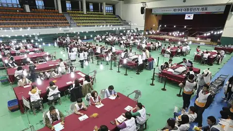 Los surcoreanos eligen hoy a su nuevo presidente a raíz del cese de la conservadora Park Geun-hye Los surcoreanos eligen hoy a su nuevo presidente a raíz del cese de la conservadora Park Geun-hye