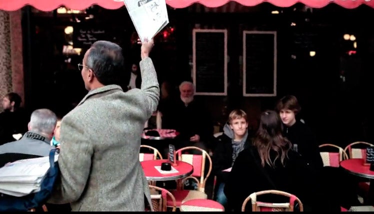 Ali, el último vendedor ambulante de periódicos que queda en París Ali, el último vendedor ambulante de periódicos que queda en París