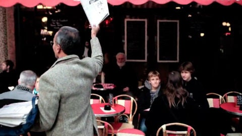 Ali vendiendo peri&oacute;dicos en Sanint Germain en Par&iacute;s
