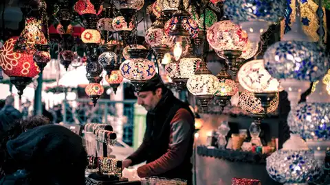 Puesto de lámparas en un mercado Puesto de lámparas en un mercado