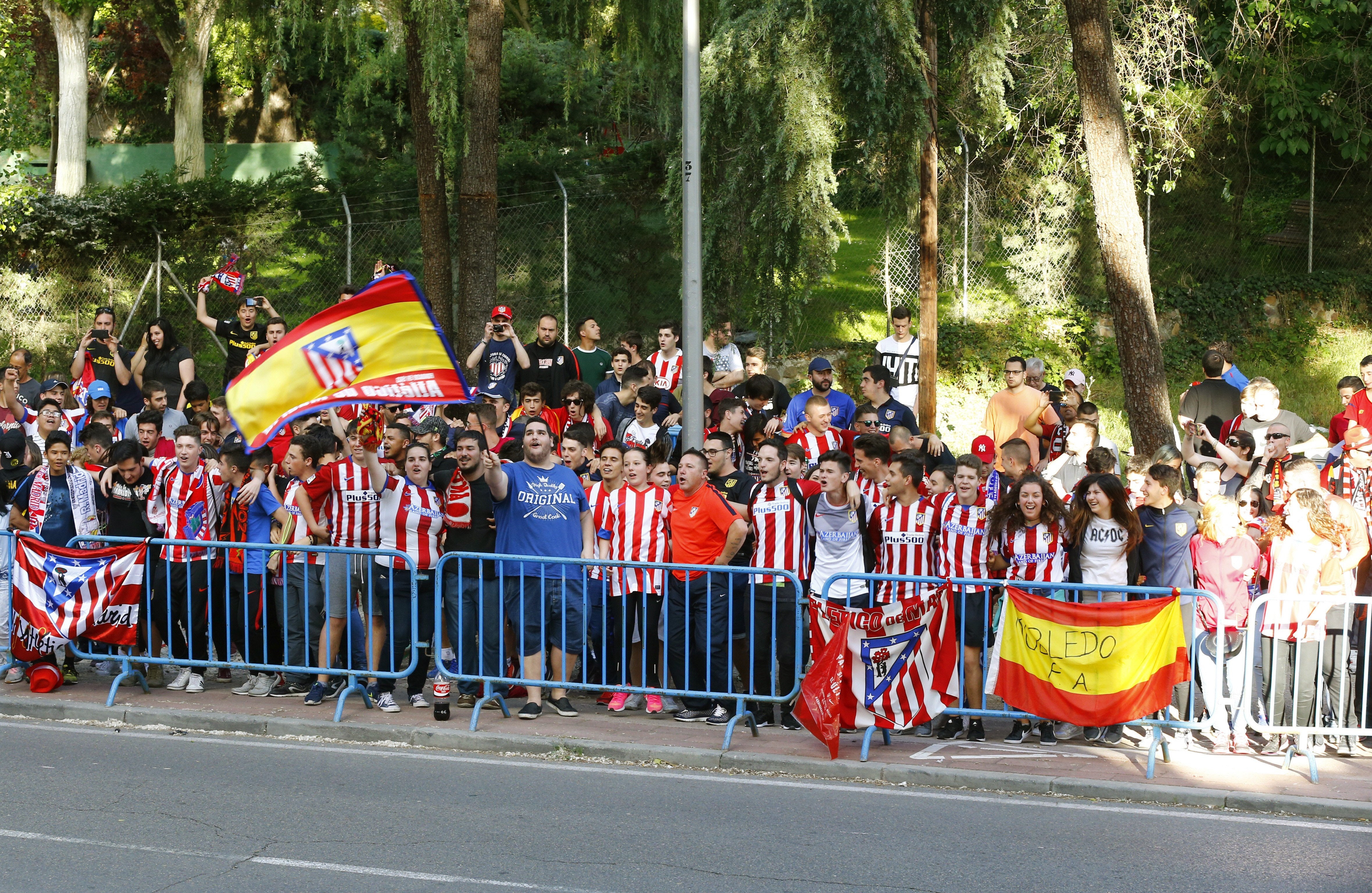 "Hasta la última gota de sangre": Espectacular recibimiento de la afición del Atlético de Madrid a los jugadores en el hotel de concentración "Hasta la última gota de sangre": Espectacular recibimiento de la afición del Atlético de Madrid a los jugadores en el hotel de concentración