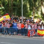 Aficionados del Atlético de Madrid reciben a los jugadores en el hotel de concentración