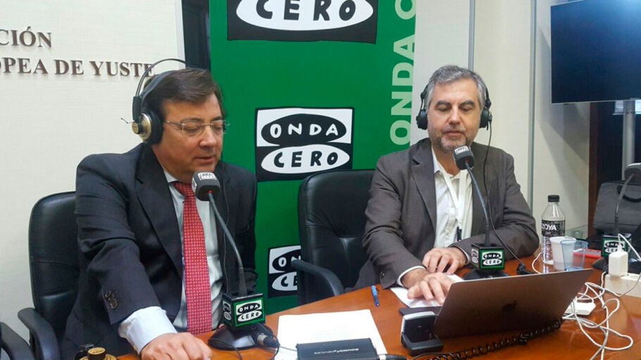 El presidente de la Junta de Extremadura, Guillermo Fern&aacute;ndez Vara, durante una entrevista con Carlos Alsina en Yuste