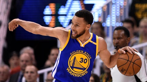 Stephen Curry conduce el bal&oacute;n en el ataque de los Warriors