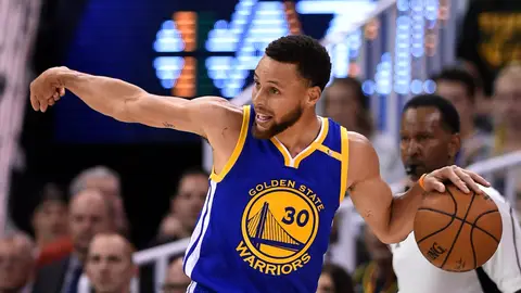 Stephen Curry conduce el balón en el ataque de los Warriors Stephen Curry conduce el balón en el ataque de los Warriors