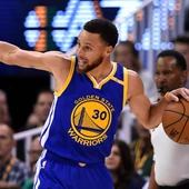 Stephen Curry conduce el balón en el ataque de los Warriors Stephen Curry conduce el balón en el ataque de los Warriors