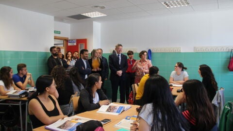 El presidente de la Generalitat, Ximo Puig, y el conseller de Educaci&oacute;n, Vicent Marz&agrave;, han visitado el IES Honori Garcia.