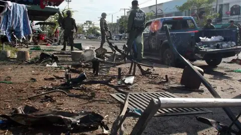 Fuerzas de seguridad inspeccionan el lugar de un atentado en Tailandia Fuerzas de seguridad inspeccionan el lugar de un atentado en Tailandia