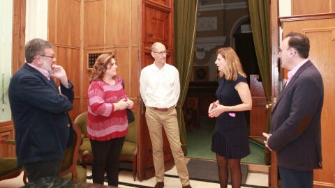 La alcaldesa, Amparo Marco, se ha reunido con la gerente territorial del organismo de Hacienda.