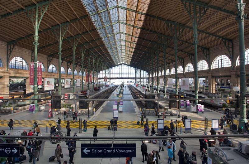 La Policía de París acordona y evacúa la Estación Norte en busca de varios sospechosos La Policía de París acordona y evacúa la Estación Norte en busca de varios sospechosos