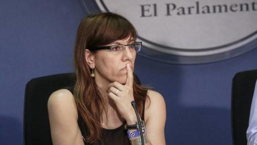 La portavoz parlamentaria de Podemos en Baleares, Laura Camargo, durante una comparecencia.