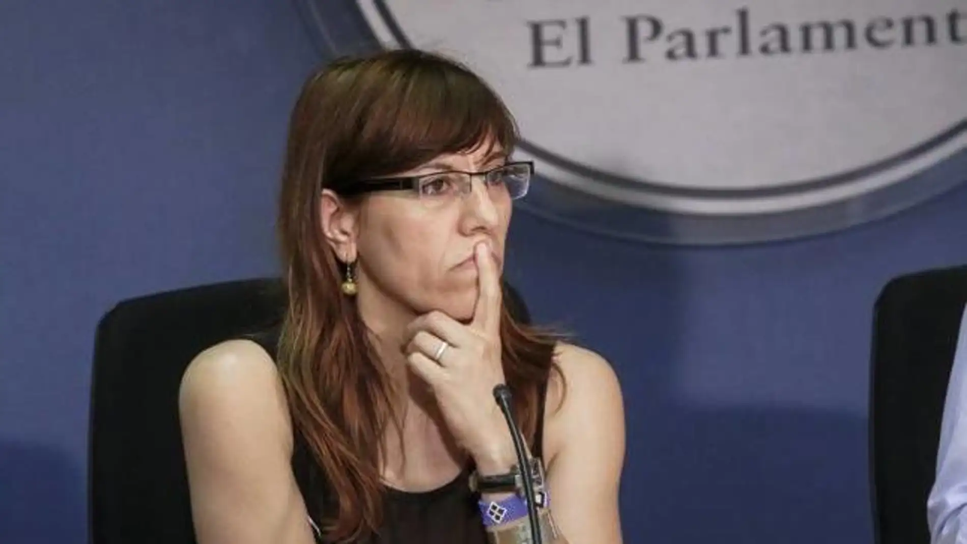 La portavoz parlamentaria de Podemos en Baleares, Laura Camargo, durante una comparecencia.