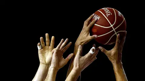 Varios jugadores luchan por un balón durante un partido Varios jugadores luchan por un balón durante un partido