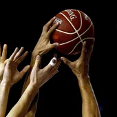 Varios jugadores luchan por un balón durante un partido Varios jugadores luchan por un balón durante un partido
