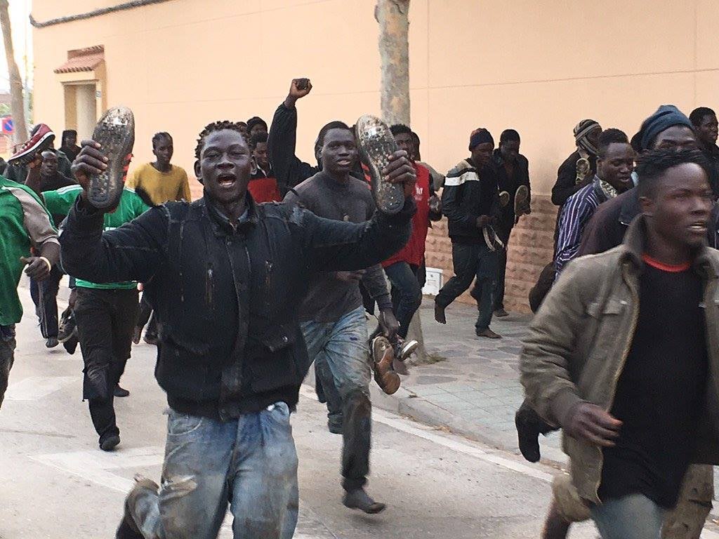 Ciento diez inmigrantes han logrado saltar la valla en Melilla Ciento diez inmigrantes han logrado saltar la valla en Melilla