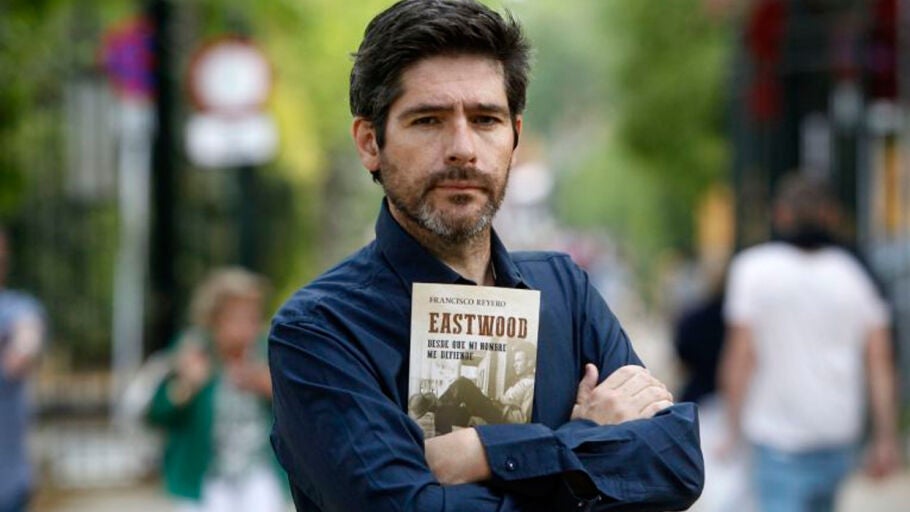 Paco Reyero con el libro 'Eastwood, desde que mi nombre me defiende'