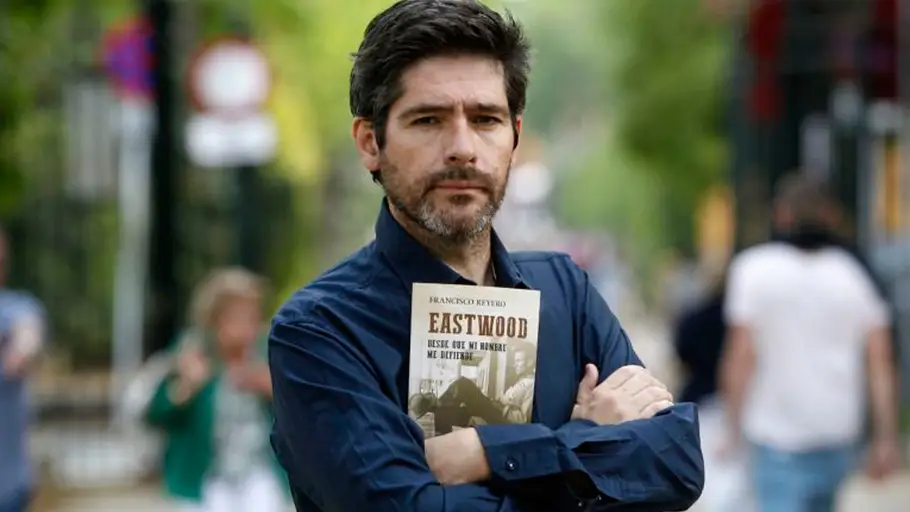 Paco Reyero con el libro 'Eastwood, desde que mi nombre me defiende' Paco Reyero con el libro 'Eastwood, desde que mi nombre me defiende'