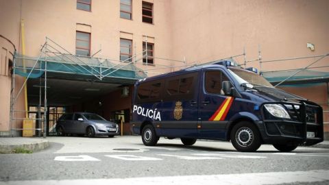  Vista de la comisar&iacute;a de la Polic&iacute;a Nacional de A Coru&ntilde;a, donde se encuentra detenido, a la espera de pasar a disposici&oacute;n judicial, el padre del ni&ntilde;o de 11 a&ntilde;os hallado muerto en una zona arbolada del municipio coru&ntilde;&eacute;s de Oza-Cesuras. 