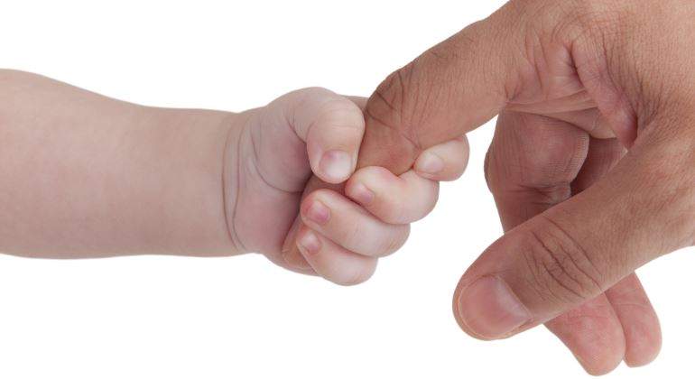 La ampliación a cinco semanas del permiso de paternidad prevista para 2018, congelada por falta de Presupuestos Generales La ampliación a cinco semanas del permiso de paternidad prevista para 2018, congelada por falta de Presupuestos Generales