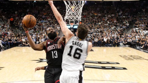 Pau Gasol intenta taponar la entrada de Harden al aro