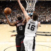 Pau Gasol intenta taponar la entrada de Harden al aro