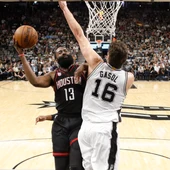 Pau Gasol intenta taponar la entrada de Harden al aro Pau Gasol intenta taponar la entrada de Harden al aro