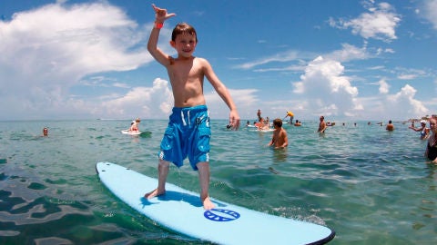 Un ni&ntilde;o con autismo practicando surf