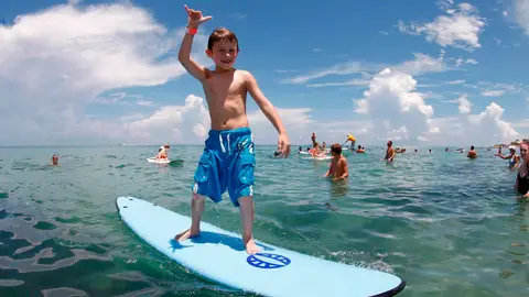 Un niño con autismo practicando surf Un niño con autismo practicando surf
