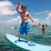 Un niño con autismo practicando surf