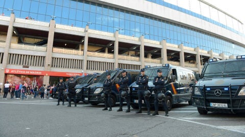 Varios efectivos policiales esperan en las inmediaciones del Calder&oacute;n