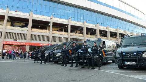 Varios efectivos policiales esperan en las inmediaciones del Calderón Varios efectivos policiales esperan en las inmediaciones del Calderón