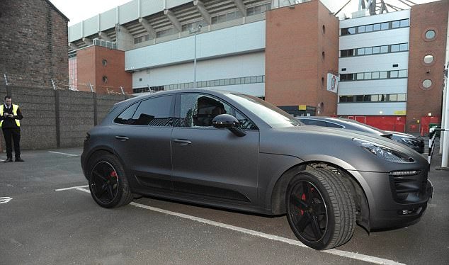 Apedrean el coche de Coutinho tras salir a la luz los rumores sobre un acuerdo con el Barcelona Apedrean el coche de Coutinho tras salir a la luz los rumores sobre un acuerdo con el Barcelona