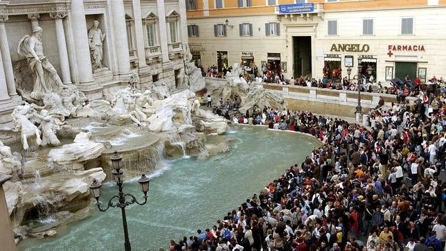Mesa de redacción: Roma estudia ponerle coto a los turistas en la Fontana de Trevi Mesa de redacción: Roma estudia ponerle coto a los turistas en la Fontana de Trevi