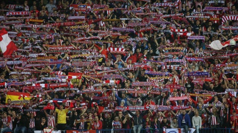 Los aficionados del Atl&eacute;tico de Madrid apoyando a su equipo