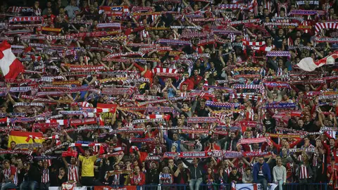 Los aficionados del Atlético de Madrid apoyando a su equipo Los aficionados del Atlético de Madrid apoyando a su equipo