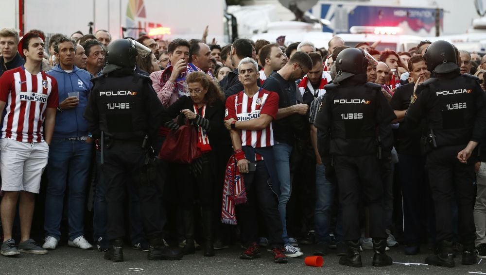 Aficionados del Atlético de Madrid, retenidos por la Policía