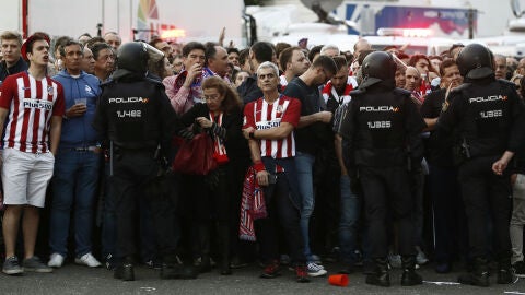 Aficionados del Atl&eacute;tico de Madrid, retenidos por la Polic&iacute;a