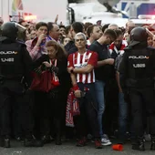 Aficionados del Atlético de Madrid, retenidos por la Policía Aficionados del Atlético de Madrid, retenidos por la Policía